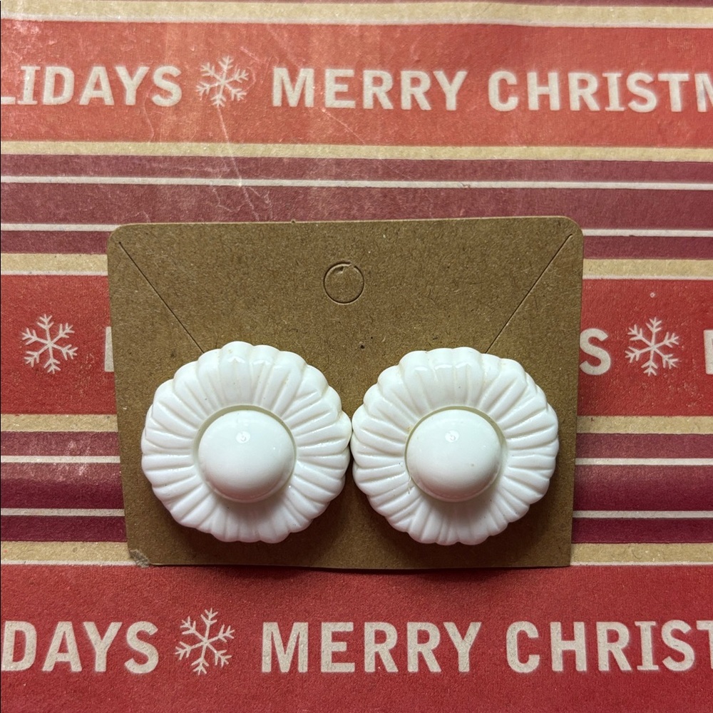 MVintage white Daisy floral earrings VTG pierced ears